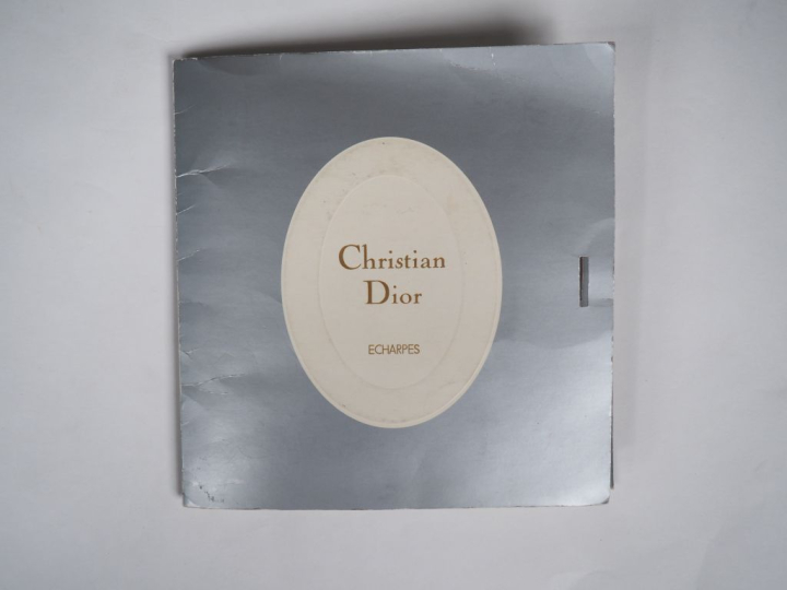 Christian DIOR, Paris Foulard en soie polychrome, à décor dans les ton