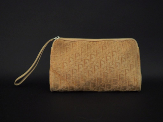 Vente aux enchères Christian DIOR,  Pochette de soirée en tissu siglé de couleur crème. S