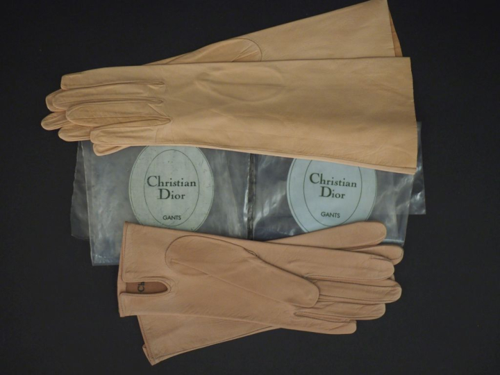 Christian DIOR,  Deux paires de gants en cuir beige.  Dans leurs poche
