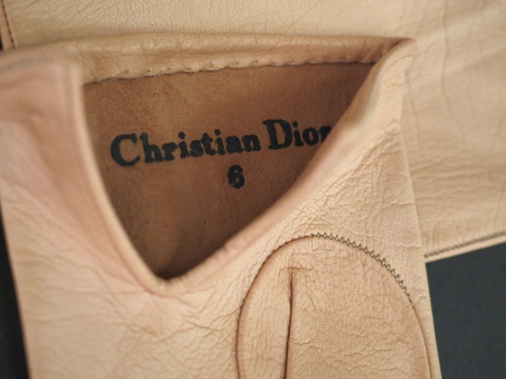 Christian DIOR,  Deux paires de gants en cuir beige.  Dans leurs poche