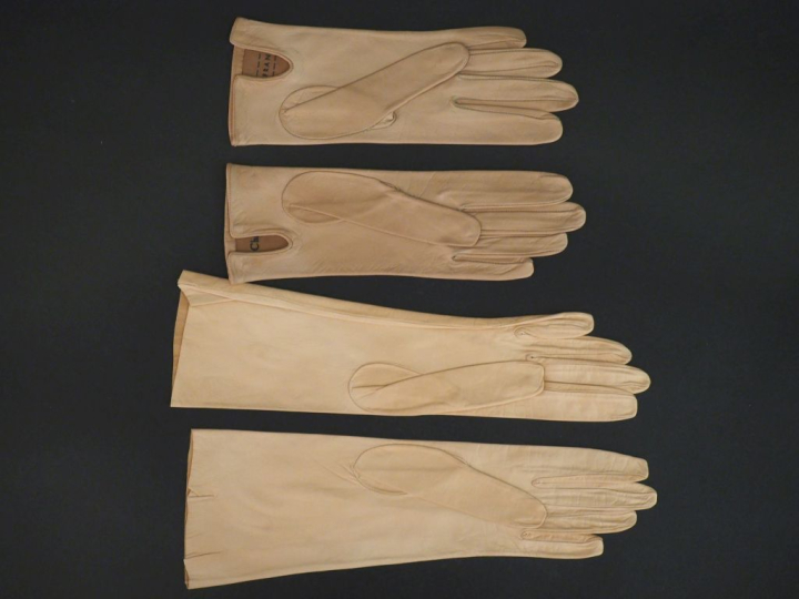 Christian DIOR,  Deux paires de gants en cuir beige.  Dans leurs poche