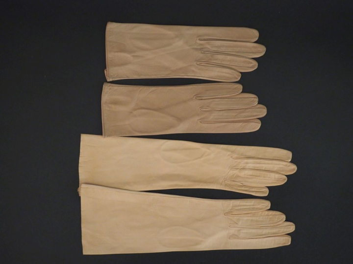 Christian DIOR,  Deux paires de gants en cuir beige.  Dans leurs poche