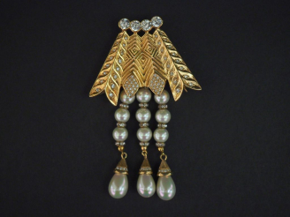 Vente aux enchères Christian DIOR,  Broche en métal doré de forme géométrique sertie de s