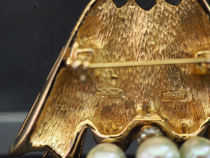Christian DIOR,  Broche en métal doré de forme géométrique sertie de s