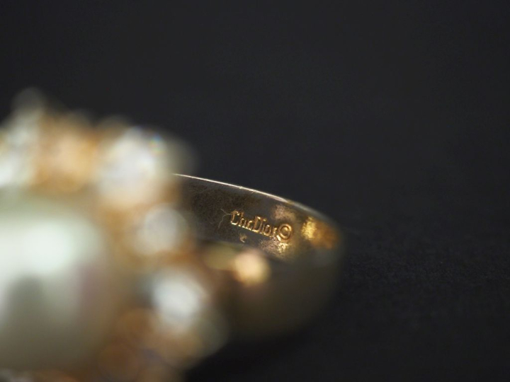 Christian DIOR,  Bague en métal doré, sertie en son centre d'une perle