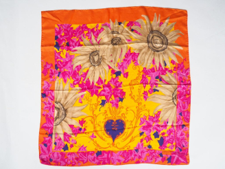 Vente aux enchères Christian LACROIX, Paris Carré probablement en soie, à décor polychrom