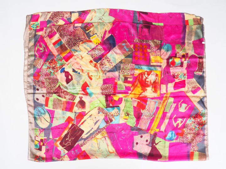 Christian LACROIX, Paris Carré probablement en soie, à décor polychrom