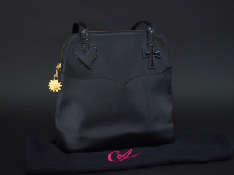Vente aux enchères CHRISTIAN LACROIX Sac porté épaule en cuir noir.  Deux anses en cuir v