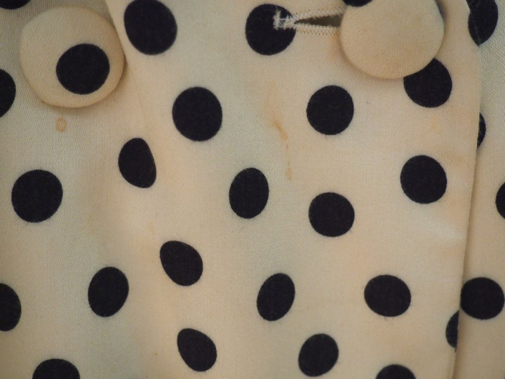Karl LAGERFELD Veste en viscose (100%), à pois noirs sur fond crème.  
