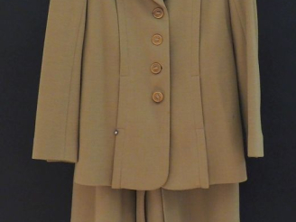 Vente aux enchères SONIA RYKIEL,  Ensemble de tailleur brun en laine (100%). Comprenant :