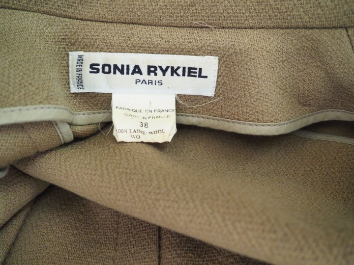 SONIA RYKIEL,  Ensemble de tailleur brun en laine (100%). Comprenant :