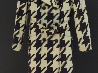 Vente aux enchères DOLCE   GABBANA Manteau croisé à motifs géométrique noirs et blancs.  