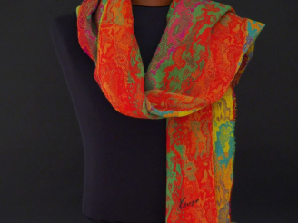 Vente aux enchères KENZO,  Etole probablement en laine, à décor bariolé.  Signée.  69 x 1