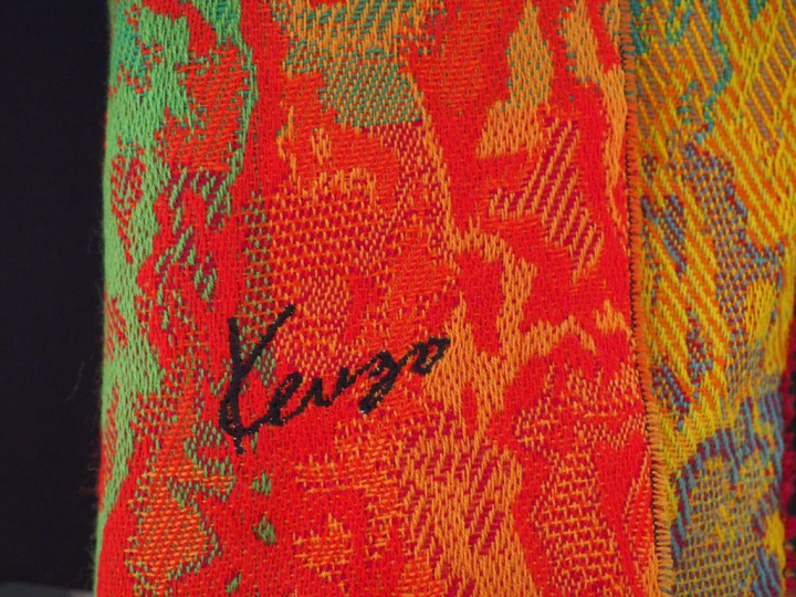 KENZO,  Etole probablement en laine, à décor bariolé.  Signée.  69 x 1