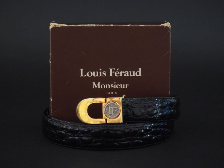 Louis FERAUD,  Ceinture pour homme en cuir noir.  Boucle dorée, ornée 