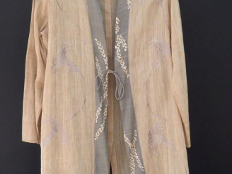 Vente aux enchères Sortie de bain ou tunique beige en soie (?), à décor de fleurs.  Encol