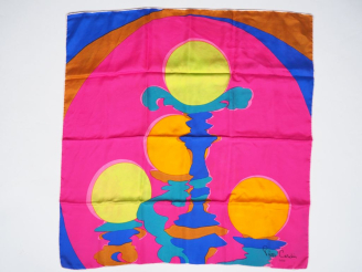 Vente aux enchères Pierre CARDIN, Paris Foulard en soie polychrome, à décor de motifs abs