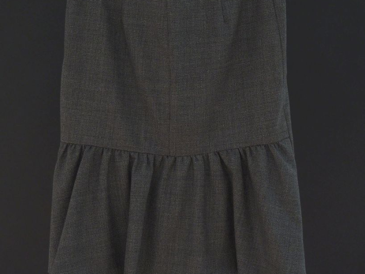 MOSCHINO,  Jupe en laine (100%) noire et grise.  Fermetre sur le côté 