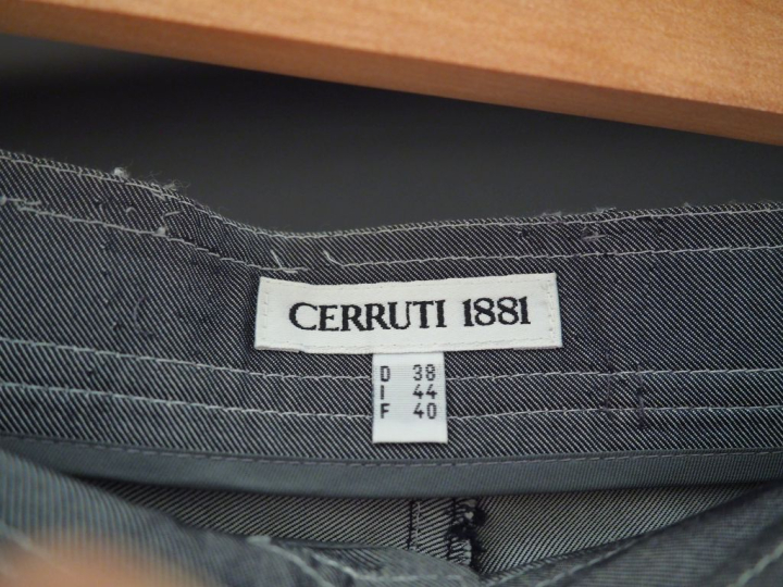 CERRUTI, 1881 Pantalon gris en soie (100%). Cinq poches.  Taille. 40