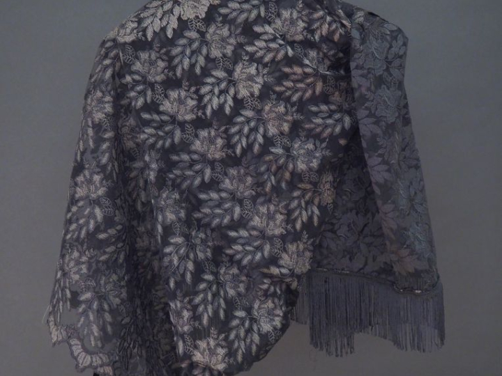 Grand châle noir en broderie, à décor de fleur.  Les bords ornés de fr