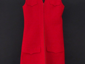 Vente aux enchères Robe rouge sans manche. Quatre fauses poches à rabat.  Fermeture à zip