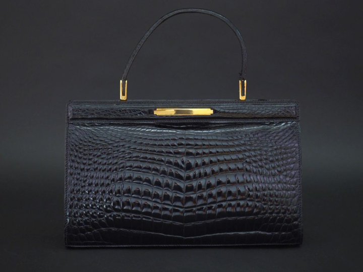 BERMA Sac en cuir noir façon crocodile.  Une anse portée main.  Intéri