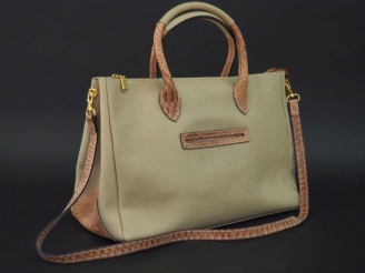 Vente aux enchères GENUINE LEATHER,  Sac porté main ou épaule en cuir crème et imitation 