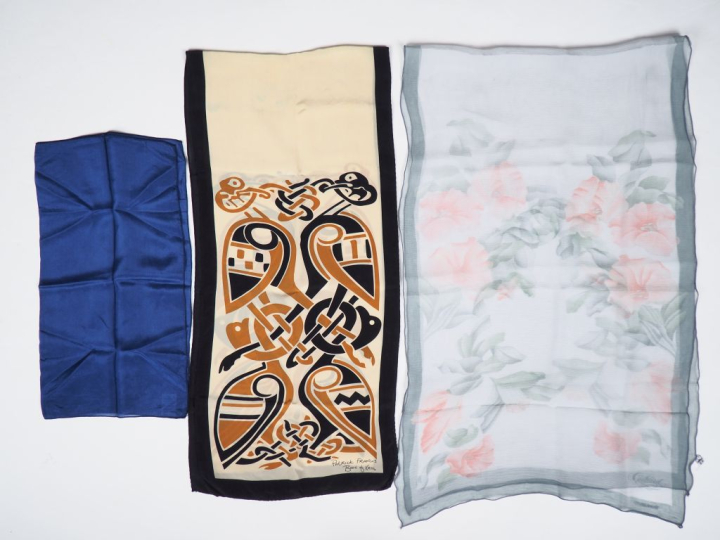 Ensemble comprenant :  - CACHAREL, Foulard rectangulaire en soie polyc