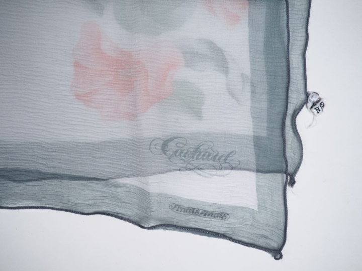 Ensemble comprenant :  - CACHAREL, Foulard rectangulaire en soie polyc