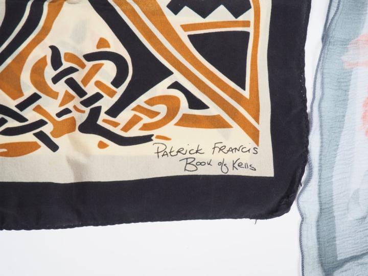 Ensemble comprenant :  - CACHAREL, Foulard rectangulaire en soie polyc