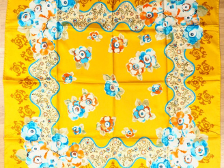 Vente aux enchères Ensemble comprenant :  - Loris AZZARO, Paris Carré en soie polychrome,