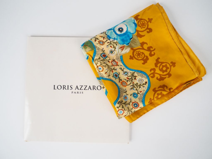 Ensemble comprenant :  - Loris AZZARO, Paris Carré en soie polychrome,