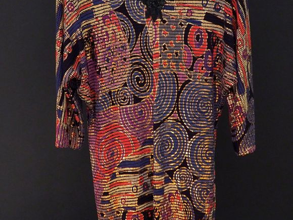 Robe fluide en tissu, à décor polychrome de motifs abstraits rehaussés