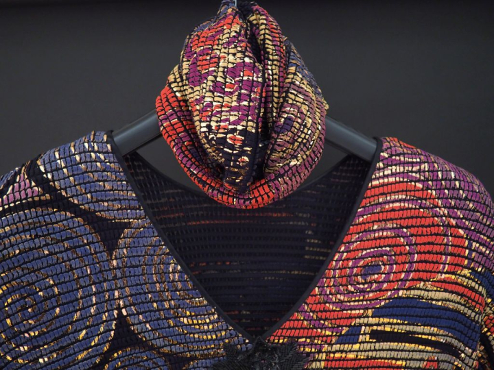 Robe fluide en tissu, à décor polychrome de motifs abstraits rehaussés