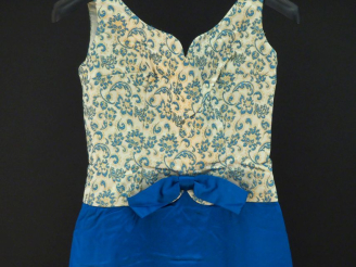 Vente aux enchères Robe de soirée sans manche probablement en soie ou satin.  Le haut de 