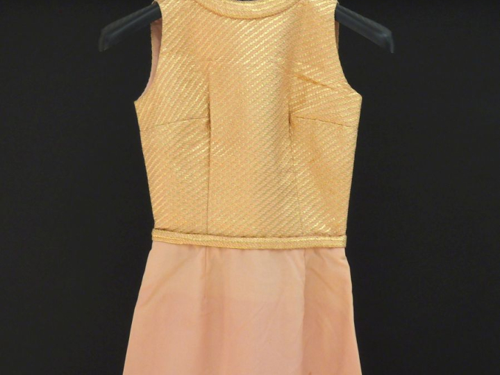 Robe longue sans manche probablement en soie.  Partie supérieure ras d