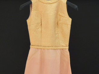 Vente aux enchères Robe longue sans manche probablement en soie.  Partie supérieure ras d