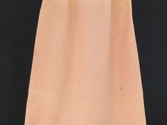 Robe longue sans manche probablement en soie.  Partie supérieure ras d