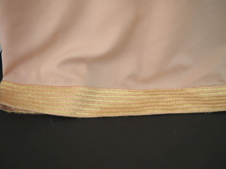 Robe longue sans manche probablement en soie.  Partie supérieure ras d