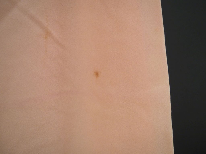 Robe longue sans manche probablement en soie.  Partie supérieure ras d