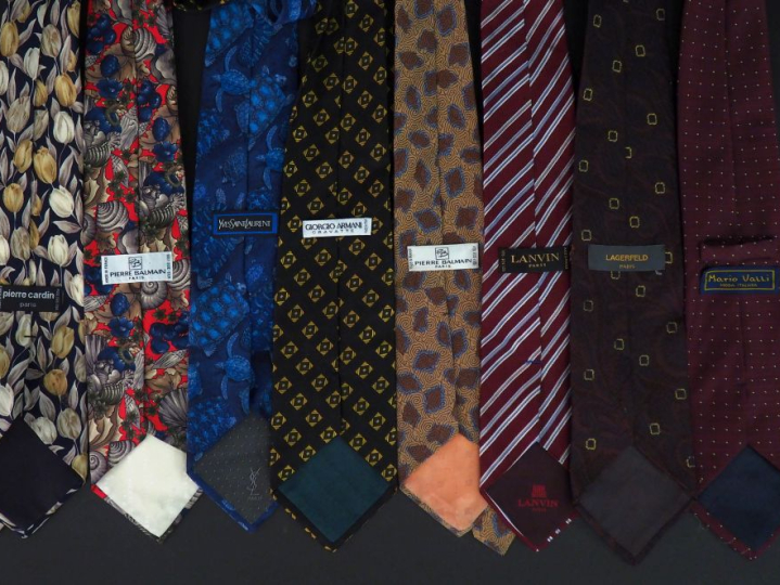 Ensemble comprenant :  - une cravate en soie YVES SAINT LAURENT - deux