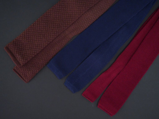 Vente aux enchères Reine WOLLE,  Cravate en laine de couleur marron. (trou) On y joint un