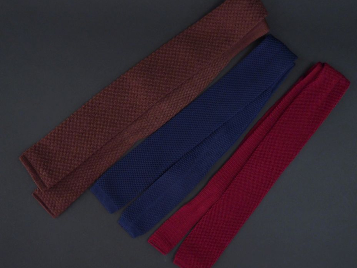 Reine WOLLE,  Cravate en laine de couleur marron. (trou) On y joint un