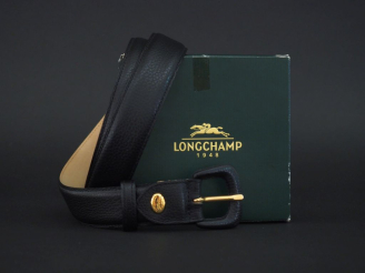 Vente aux enchères LONGCHAMP,  Ceinture en cuir de vachette noir. Boucle dorée.  Signée. 