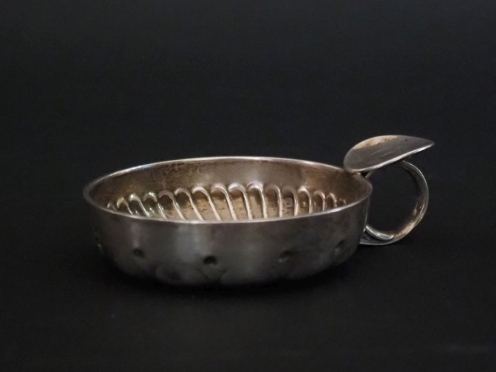 Taste-vin en argent 925, poinçon Minerve, à décor de monogramme sur la