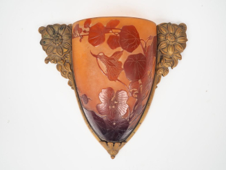 Vente aux enchères GALLE.  Applique en verre à décor gravé en camée à l'acide de capucine