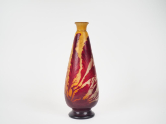 Vente aux enchères GALLE.  Vase ovoide à décor gravé en camée à l'acide de feuillage roug