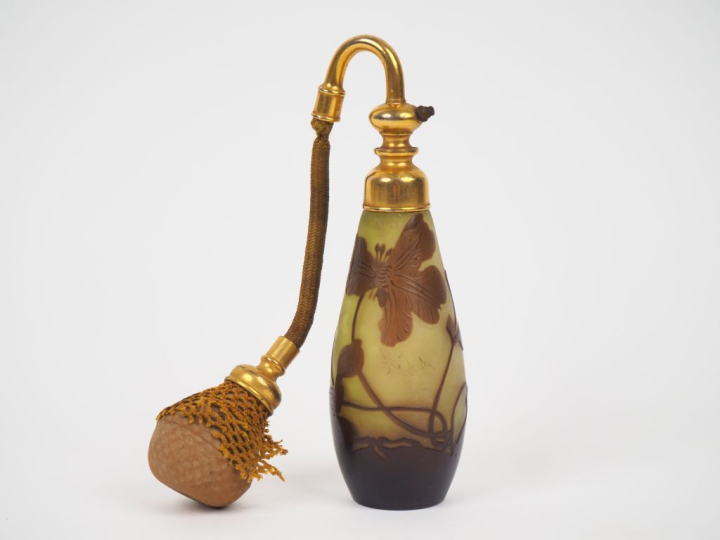 GALLE.  Vaporisateur en verre à décor gravé en camée à l'acide de fleu