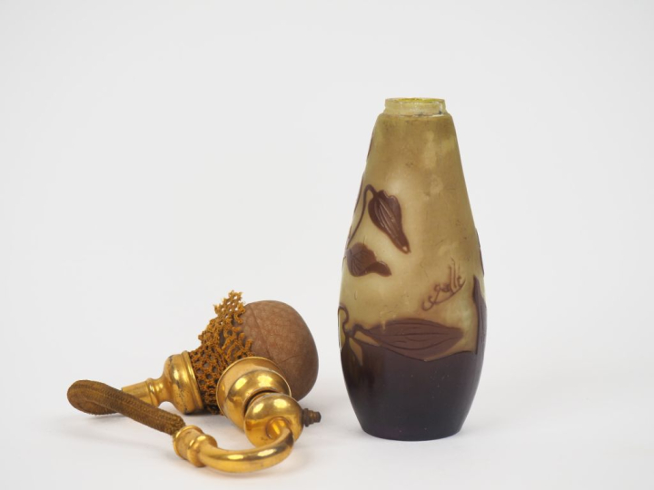 GALLE.  Vaporisateur en verre à décor gravé en camée à l'acide de fleu