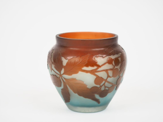 Vente aux enchères GALLE.  Vase ovoïde en verre à décor gravé en camée à l'acide de baies